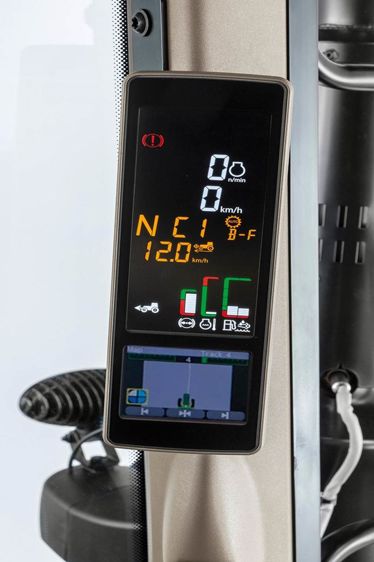 
						De la semi-Powershift à la variation continue, l’acheteur d’un tracteur 6M à quatre cylindres dispose désormais d’un choix de quatre transmissions différentes. Le moniteur de la console d’angle est prévu pour gérer le guidage sans avoir à investir dans un écran plus large. 
							© John Deere